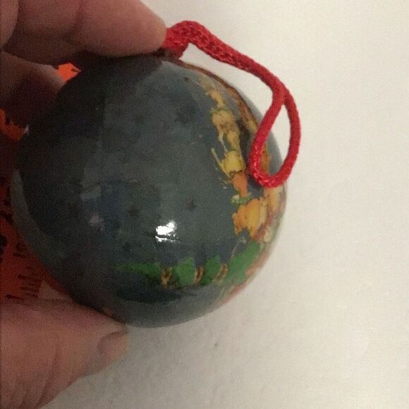 Pair of vintage paper ball Santa Christmas ornaments - Picture 8 of 9